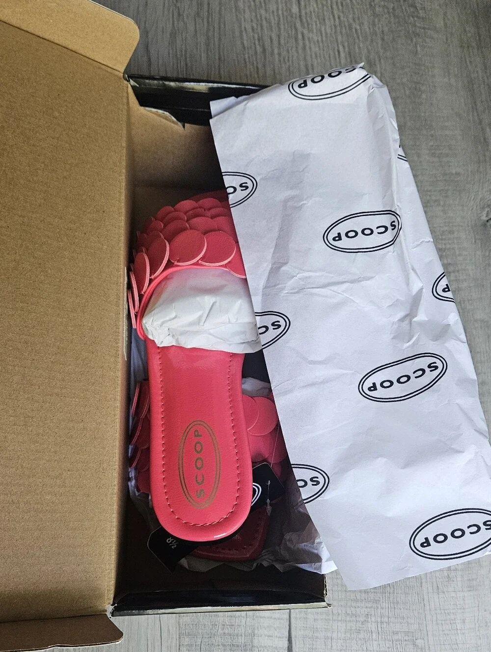 Scoop Women 8.5 Bright Pink Scalloped Strap Slide Sandals Open Toe Shoes NWT